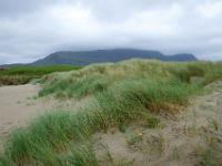 Glassilaun Dünen und wolkenverhangene Berge - Co. Donegal